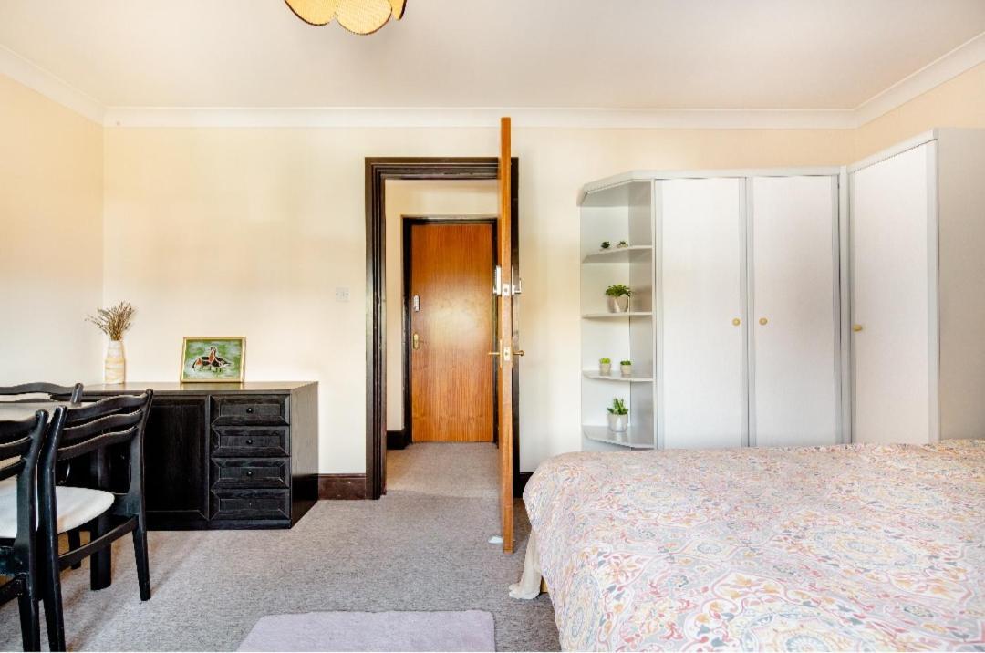 Spacious 2 Mins From Station Gasthof