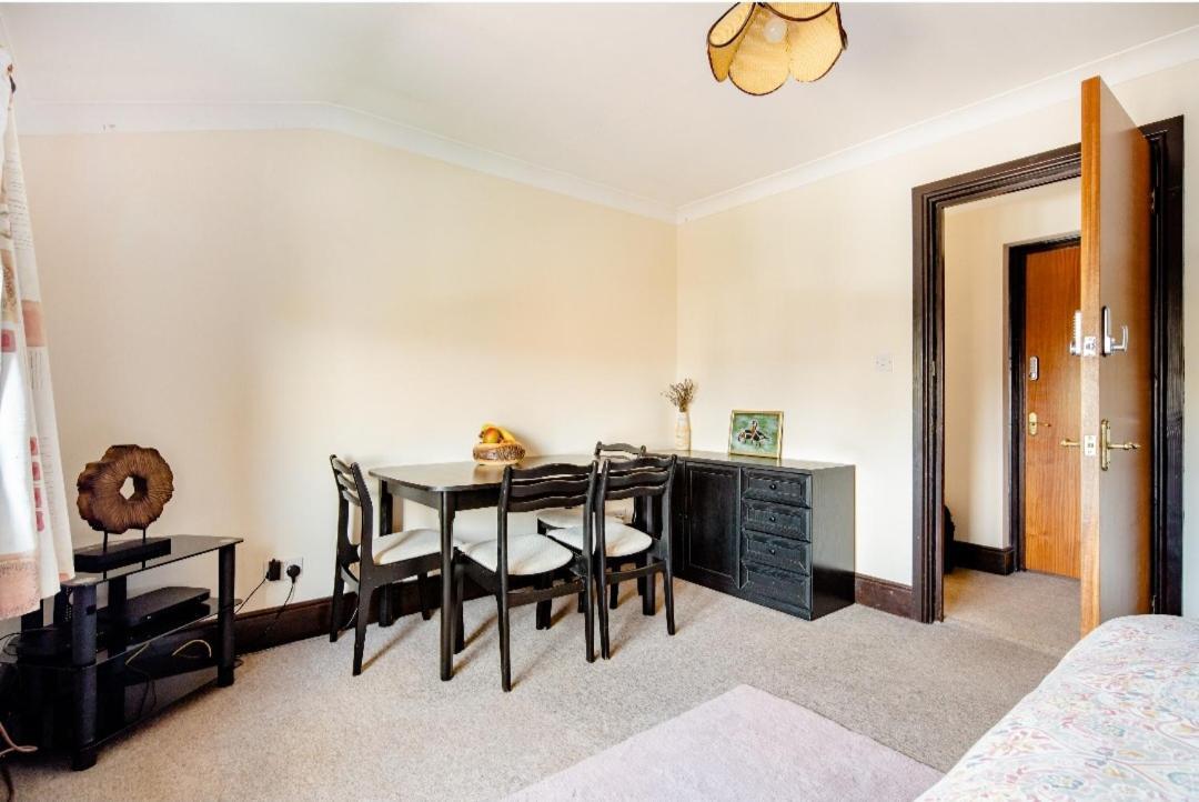 Spacious 2 Mins From Station Gasthof *
